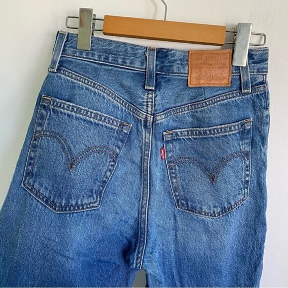 LEVI’S Ribcage Straight High-Rise Ankle Jeans in Medium Wash • US 25 - Picture 5 of 10